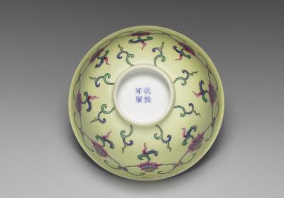 图片[3]-Tea bowl with floral scroll holding shou character on a carved yellow ground in falangcai painted enamels, Qianlong reign (1736-1795), Qing dynasty-China Archive